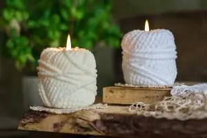 świece dekoracyjne motek kolor biały i krem