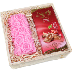 Kosz prezentowy upominek ze świeczką róża różowa i czekolada
