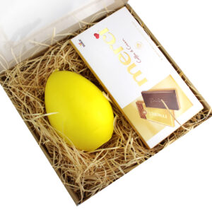 Prezent na Wielkanoc czekolada i świeca jajko żółte