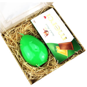 Prezent na Wielkanoc czekolada i świeca jajko zielone